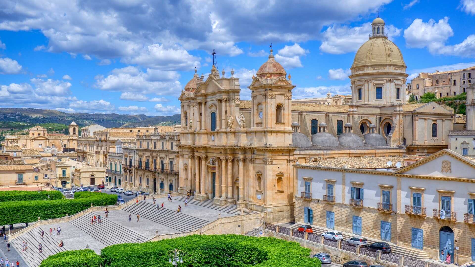 La cattedrale di Noto con la scalinata e gli edifici barocchi